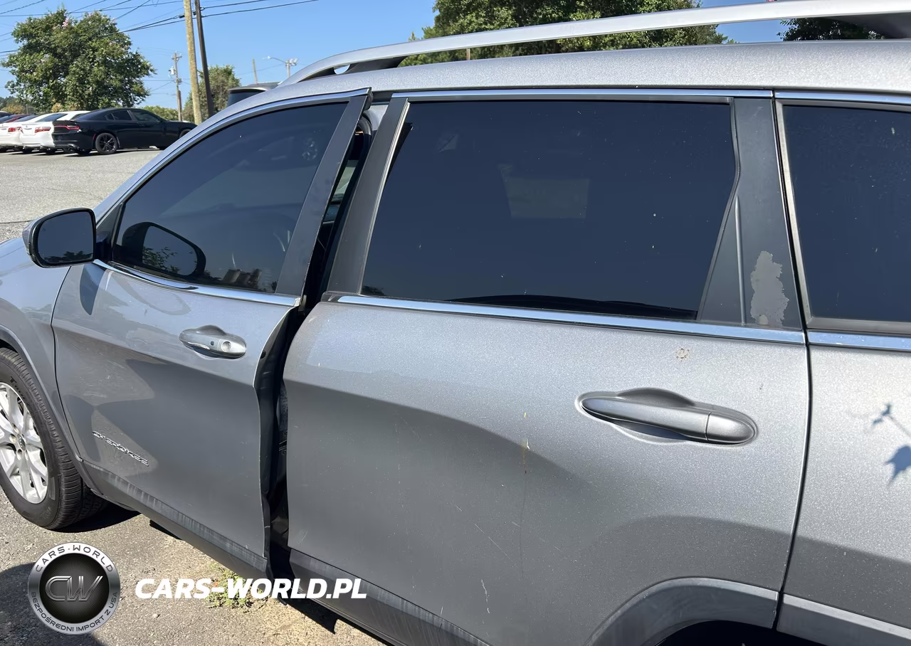2017 Jeep Cherokee Latitude 4X4 VIN:1C4PJMCS4HW588557 - 3