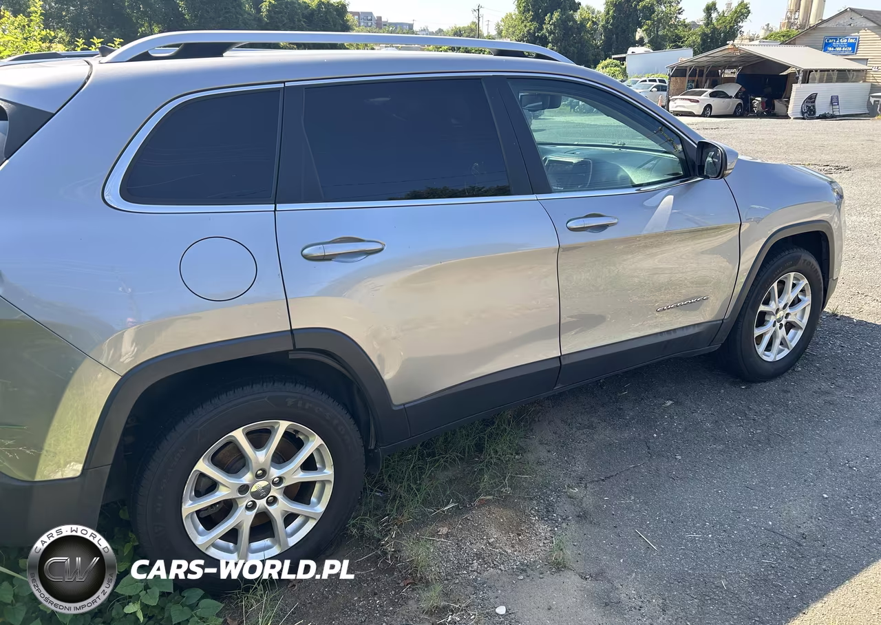 2017 Jeep Cherokee Latitude 4X4 VIN:1C4PJMCS4HW588557 - 6