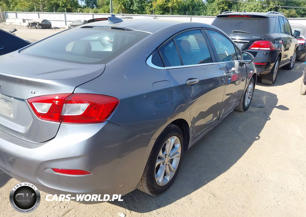 2019 Chevrolet Cruze Lt VIN:1G1BE5SM8K7123135 - 4