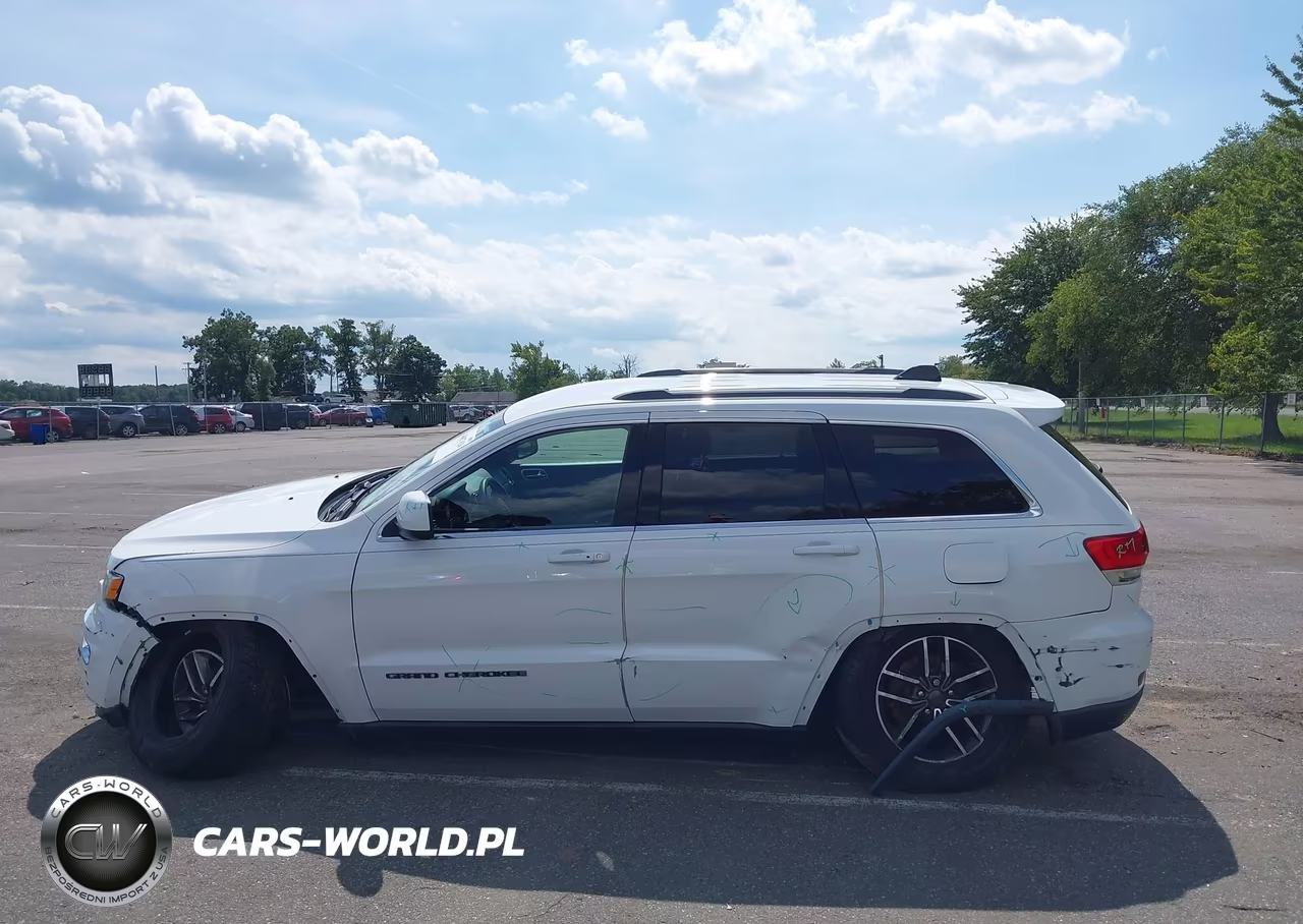 2019 Jeep Grand Cherokee Laredo E 4X4 VIN:1C4RJFAGXKC674774 - 14