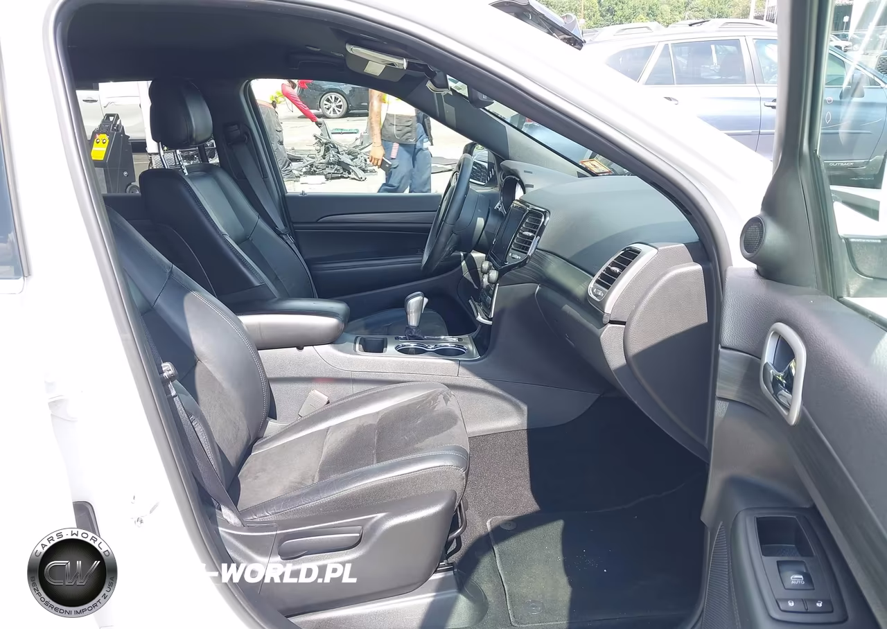 2019 Jeep Grand Cherokee Laredo E 4X4 VIN:1C4RJFAGXKC674774 - 5