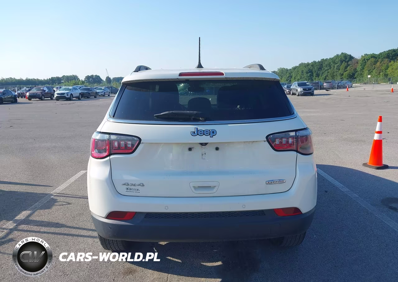 2018 Jeep Compass Latitude 4X4 VIN:3C4NJDBB1JT331635 - 17
