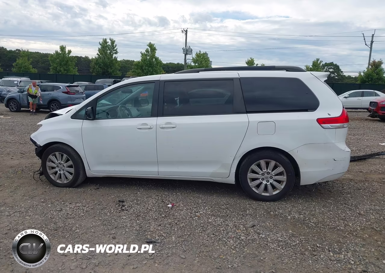 2014 Toyota Sienna Le 7 Passenger VIN:5TDJK3DC7ES082009 - 14