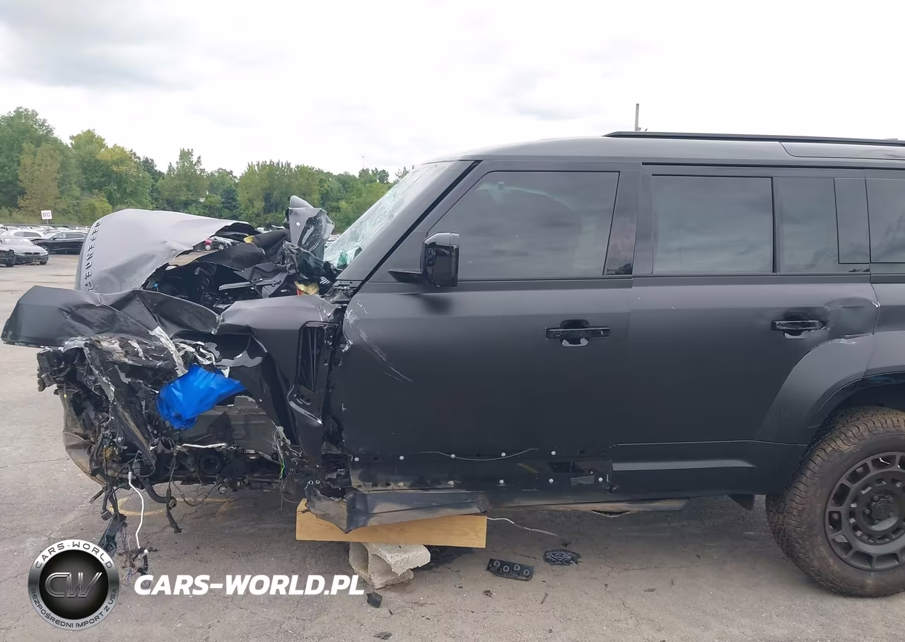2026 Land Rover Defender P635 Octa-P635 Octa Black VIN:SALEZEE96T2502402 - 6