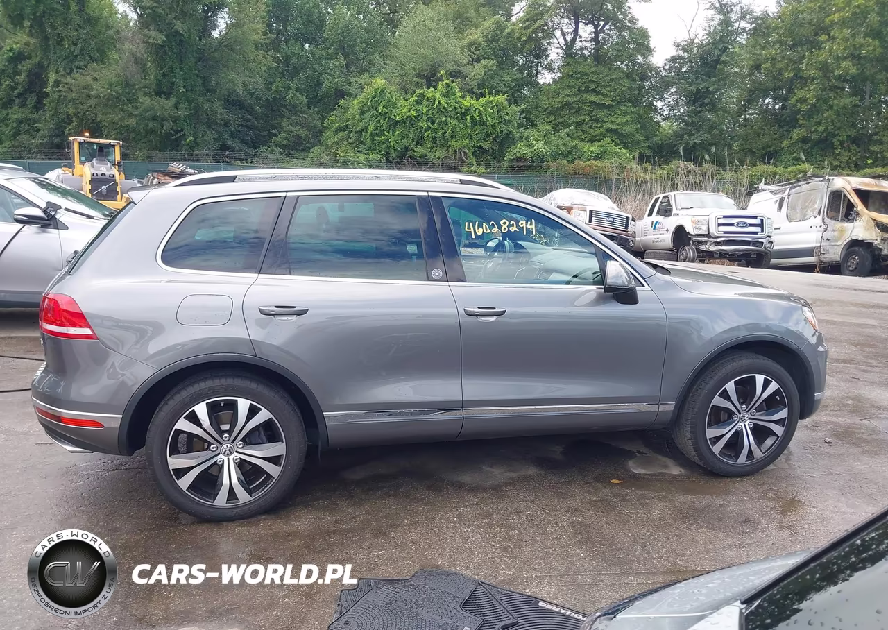 2017 Volkswagen Touareg V6 Wolfsburg Edition VIN:WVGRF7BP0HD002369 - 14
