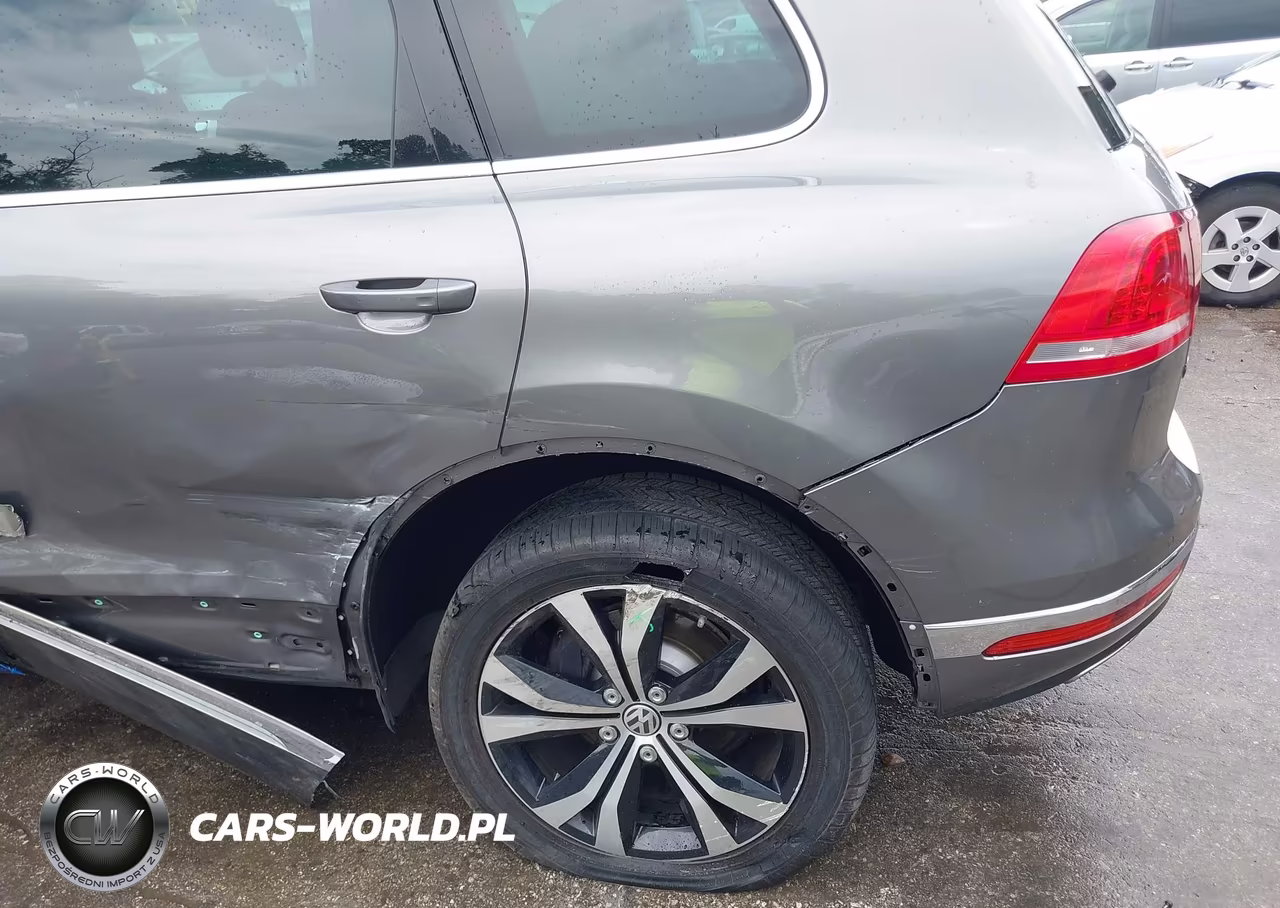 2017 Volkswagen Touareg V6 Wolfsburg Edition VIN:WVGRF7BP0HD002369 - 18