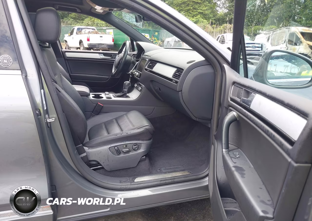 2017 Volkswagen Touareg V6 Wolfsburg Edition VIN:WVGRF7BP0HD002369 - 5