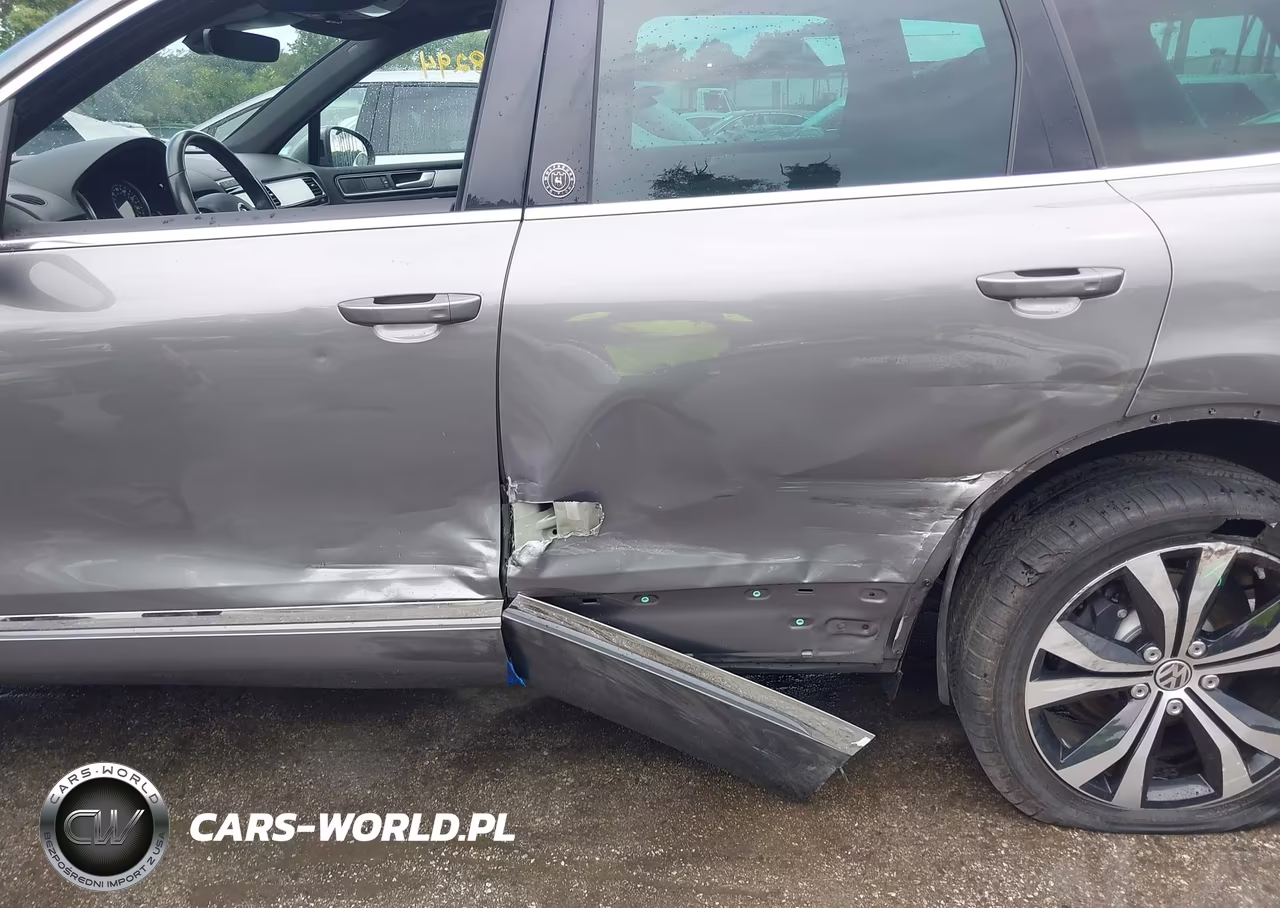 2017 Volkswagen Touareg V6 Wolfsburg Edition VIN:WVGRF7BP0HD002369 - 6