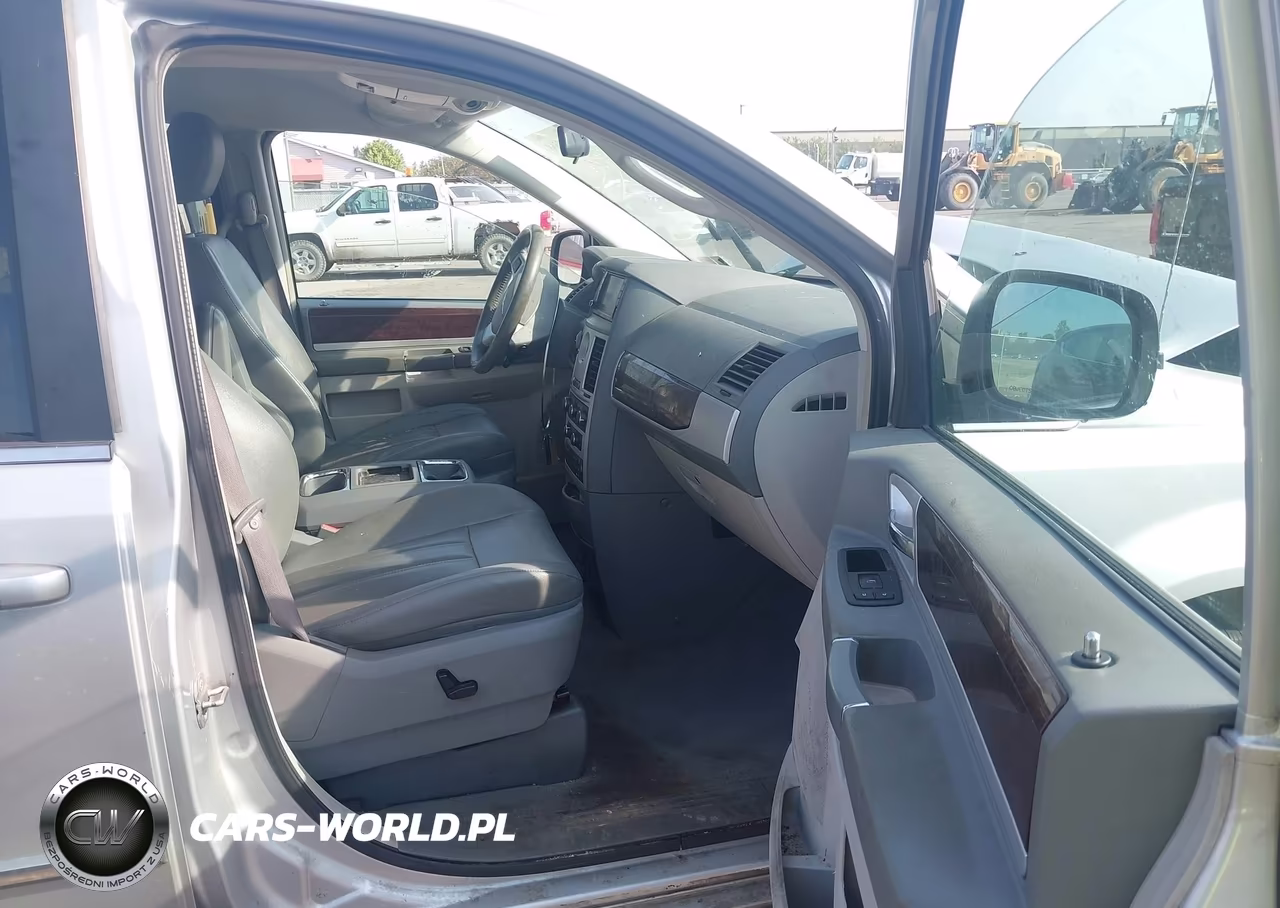 2010 Chrysler Town & Country Touring VIN:2A4RR5D17AR189048 - 5