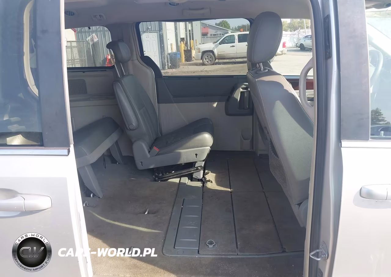 2010 Chrysler Town & Country Touring VIN:2A4RR5D17AR189048 - 8