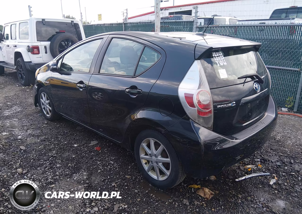 2013 Toyota Prius C Four VIN:JTDKDTB37D1550513 - 3