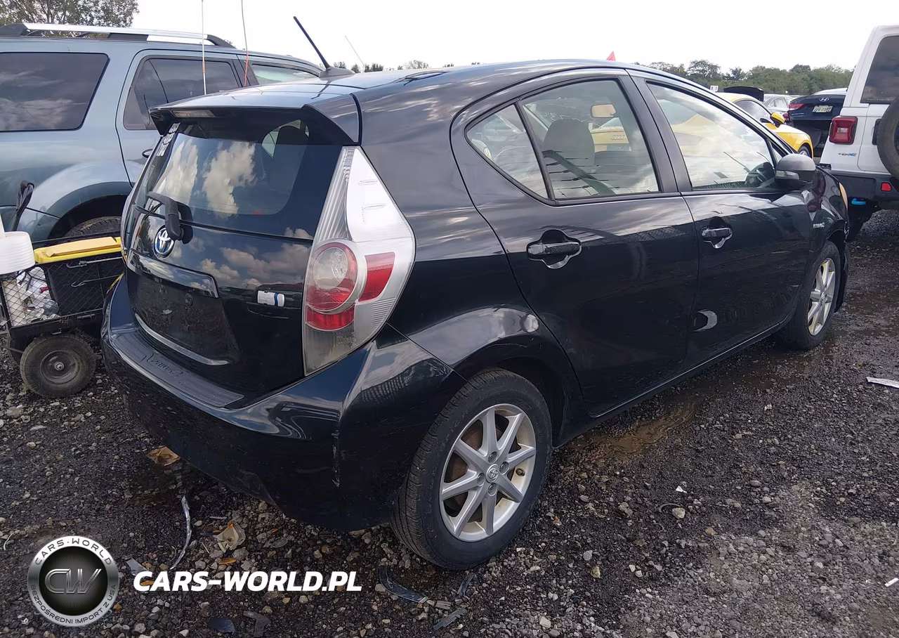 2013 Toyota Prius C Four VIN:JTDKDTB37D1550513 - 4