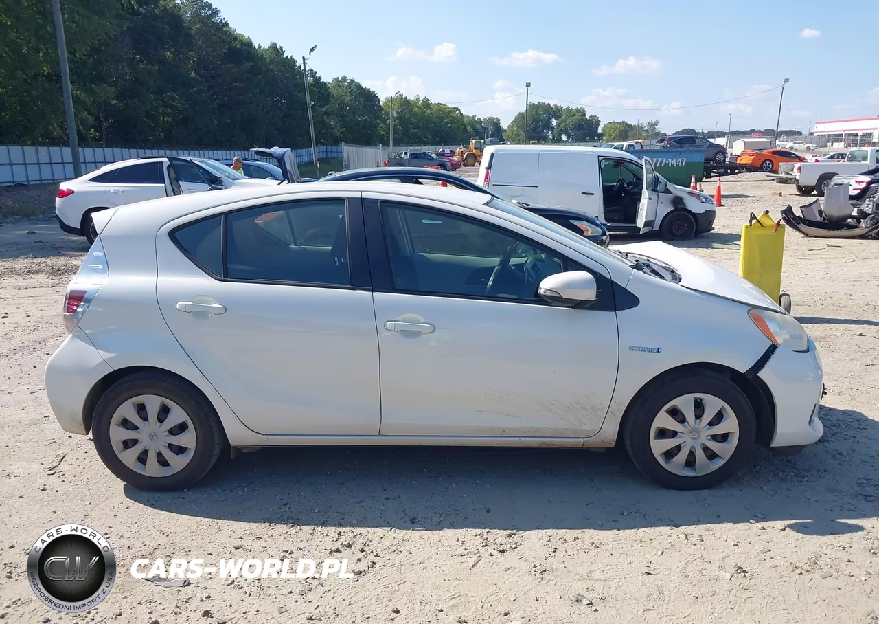 2013 Toyota Prius C Two VIN:JTDKDTB35D1557086 - 13