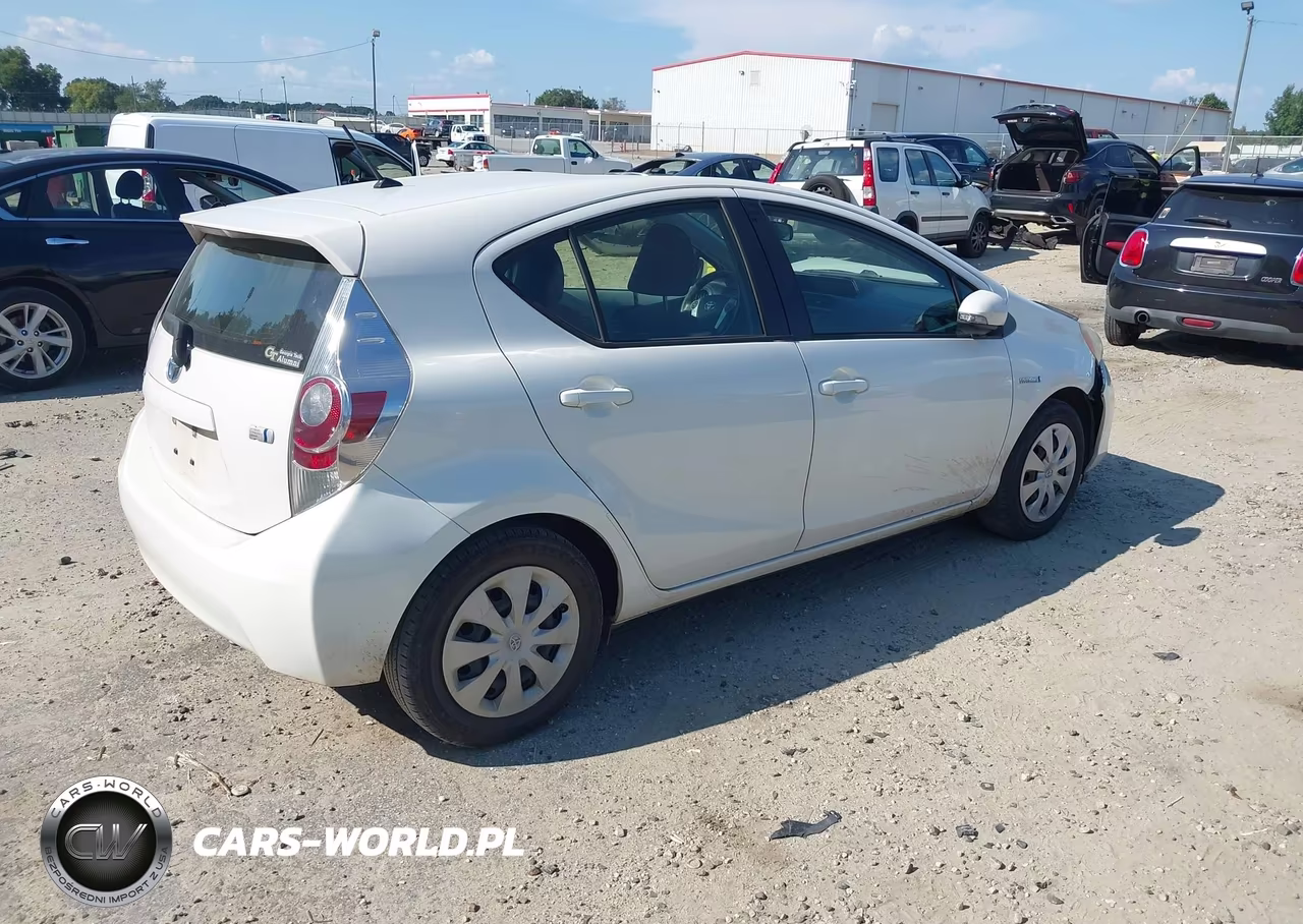 2013 Toyota Prius C Two VIN:JTDKDTB35D1557086 - 4