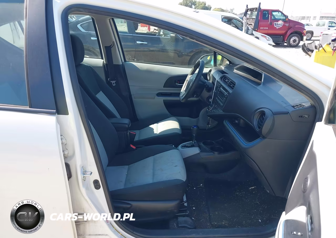 2013 Toyota Prius C Two VIN:JTDKDTB35D1557086 - 5