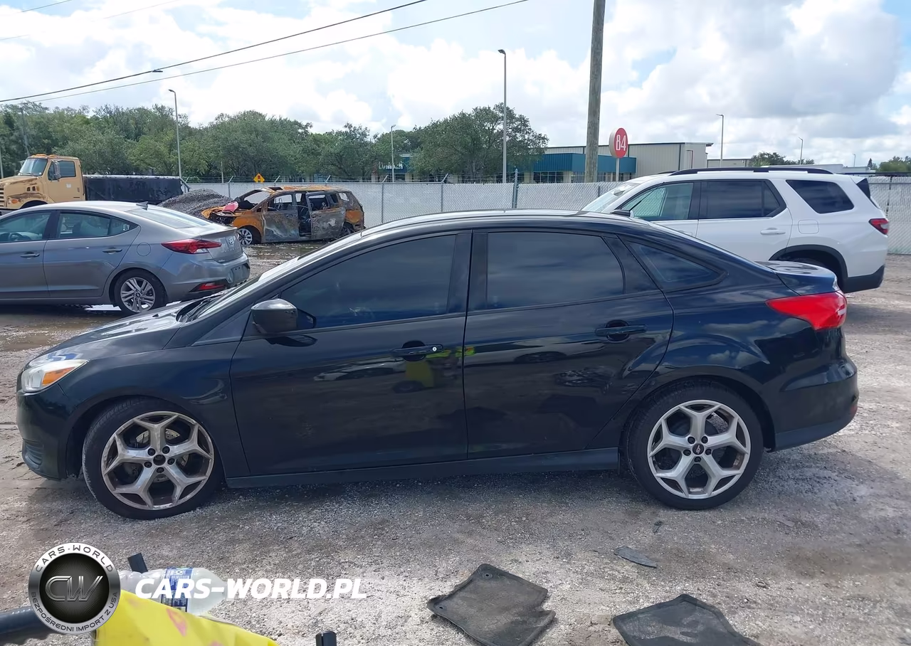 2018 Ford Focus Se VIN:1FADP3F22JL256458 - 14