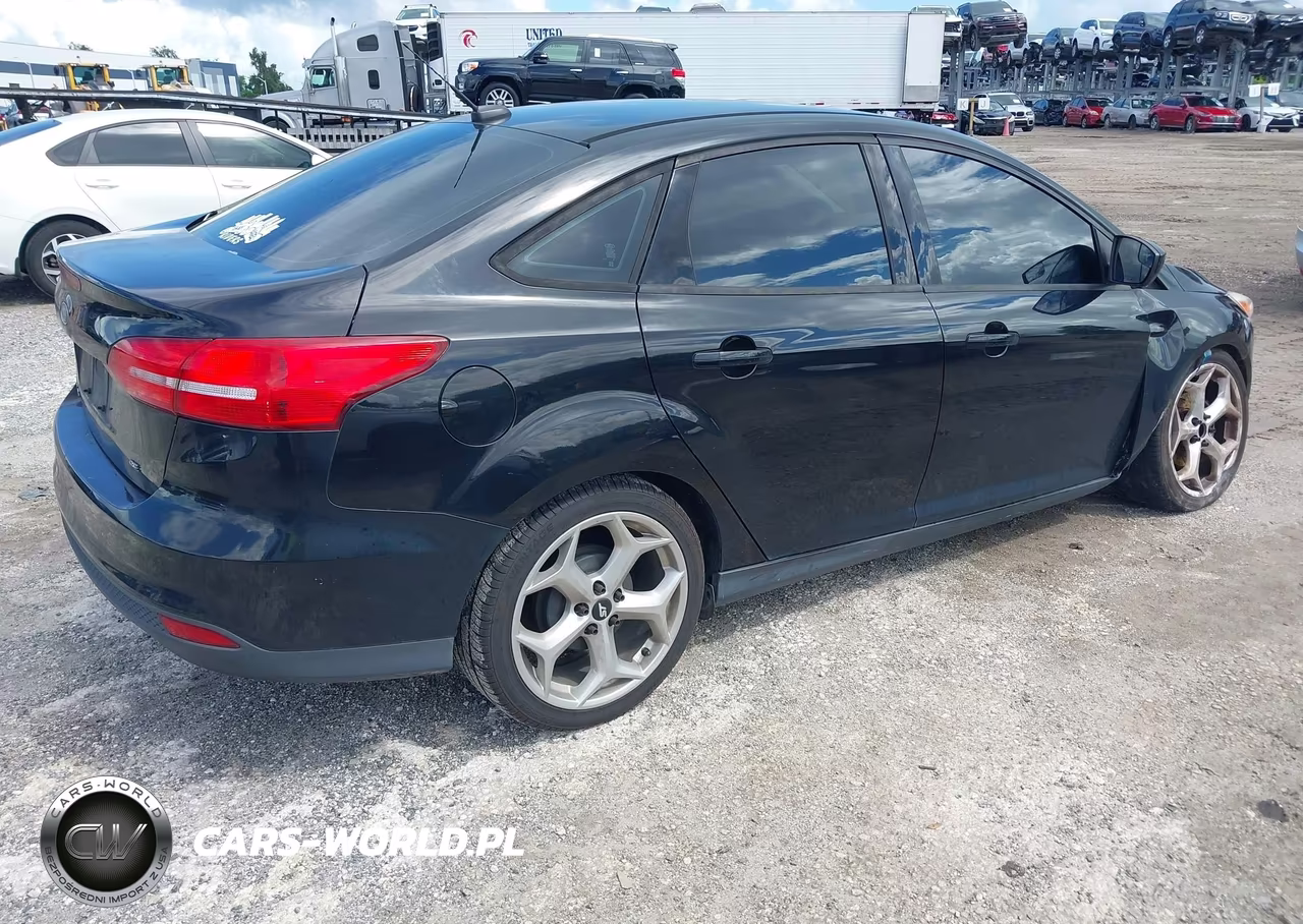 2018 Ford Focus Se VIN:1FADP3F22JL256458 - 4