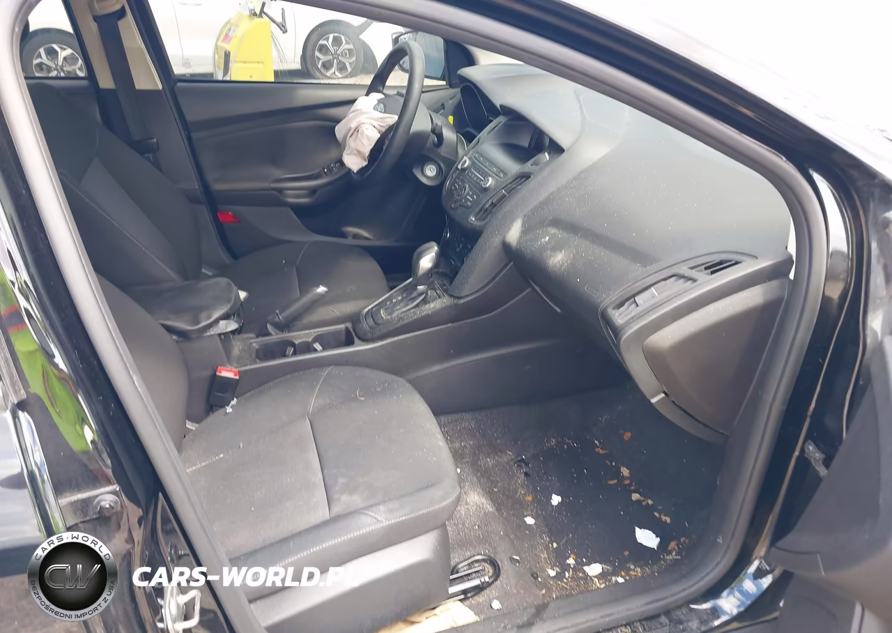 2018 Ford Focus Se VIN:1FADP3F22JL256458 - 5