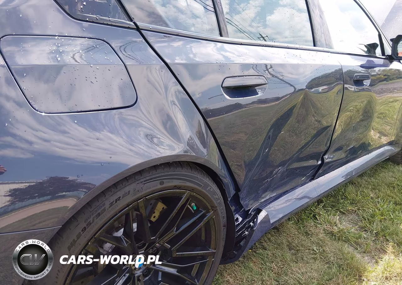 2027 BMW M5 VIN:WBS83FK04VCY32031 - 17