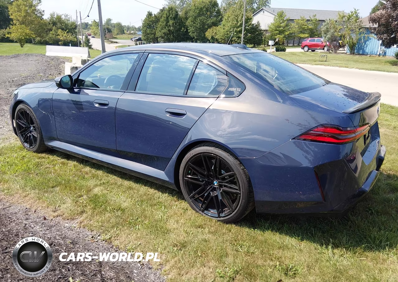 2027 BMW M5 VIN:WBS83FK04VCY32031 - 3