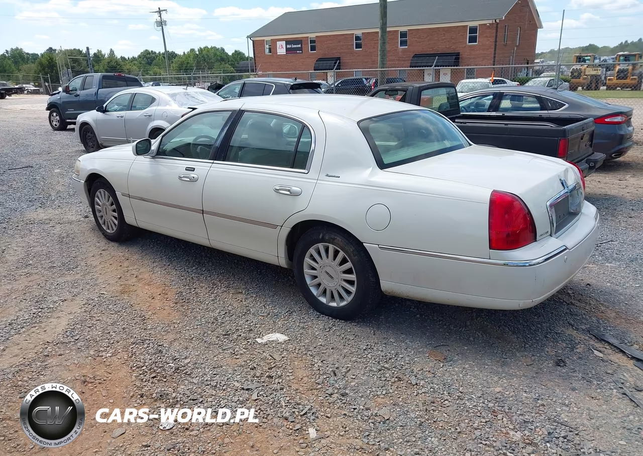 2005 Lincoln Town Car Signature VIN:1LNHM81W55Y613759 - 3