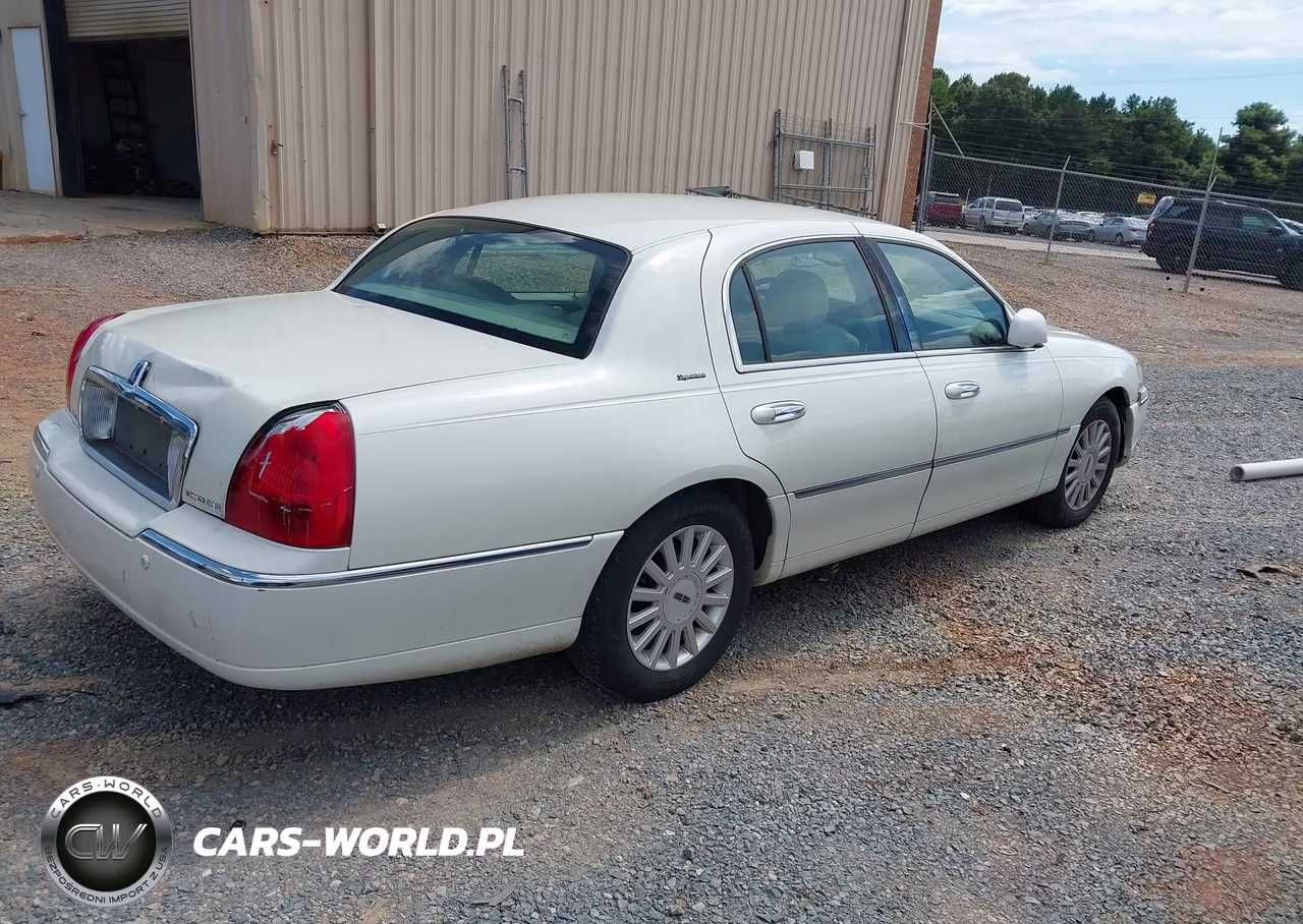 2005 Lincoln Town Car Signature VIN:1LNHM81W55Y613759 - 4