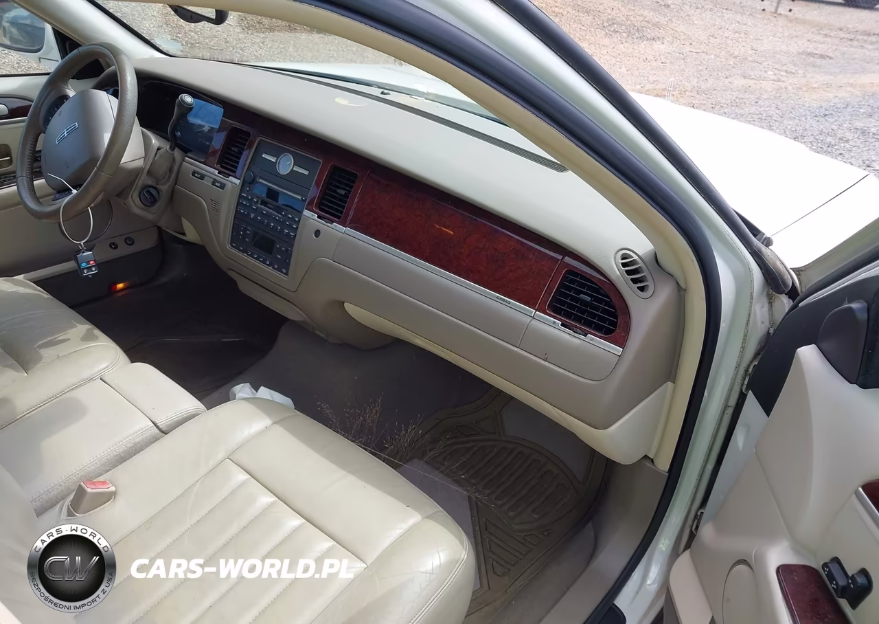 2005 Lincoln Town Car Signature VIN:1LNHM81W55Y613759 - 5