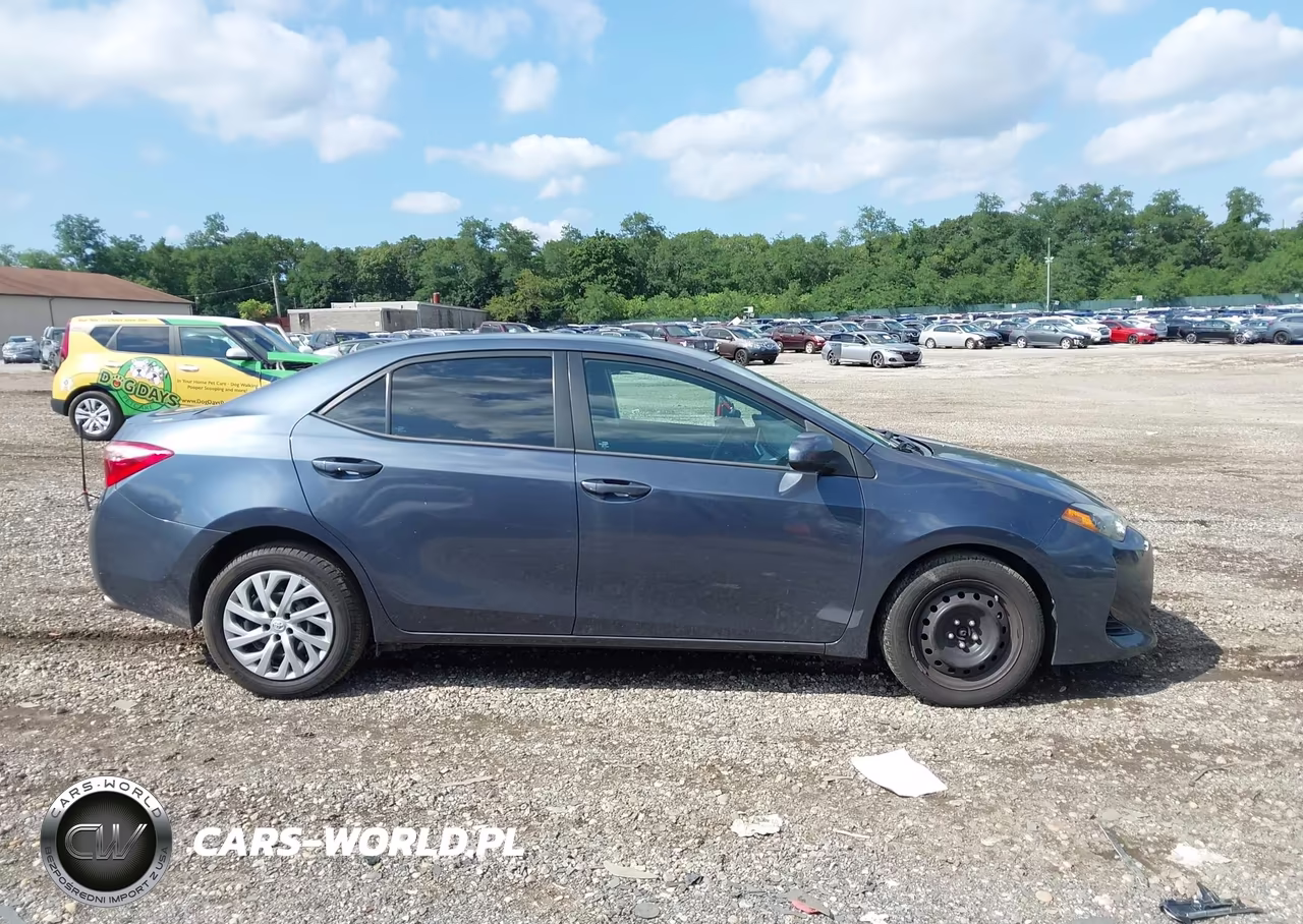 2017 Toyota Corolla Le VIN:5YFBURHE2HP693981 - 13