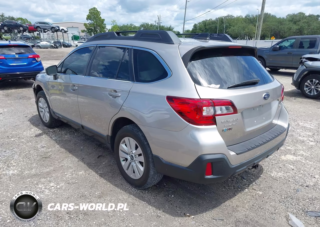 2018 Subaru Outback 2.5I Premium VIN:4S4BSACC2J3364768 - 3