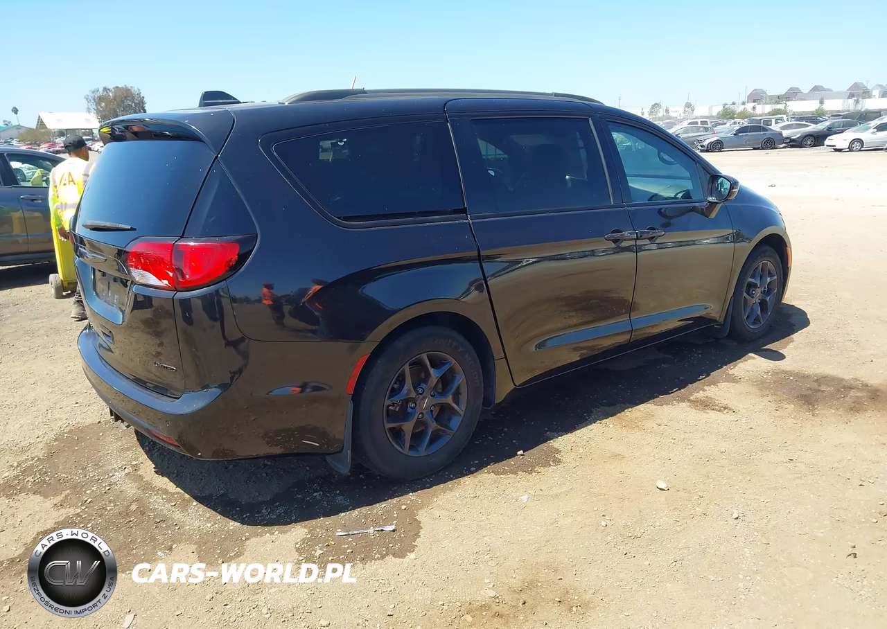 2018 Chrysler Pacifica Limited VIN:2C4RC1GG4JR261937 - 4