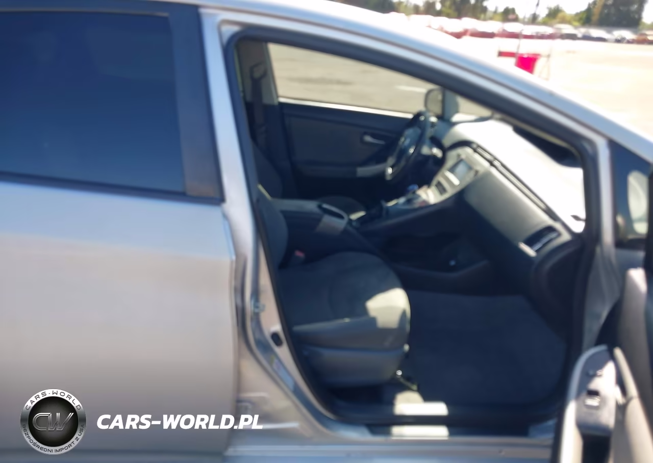 2014 Toyota Prius Three VIN:JTDKN3DU6E1755339 - 5
