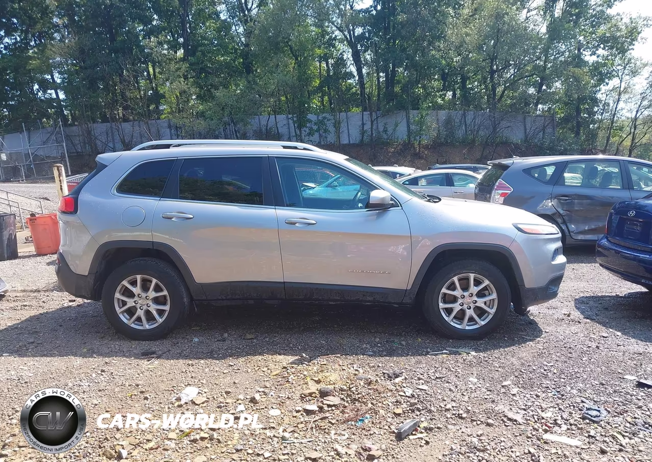 2018 Jeep Cherokee Latitude 4X4 VIN:1C4PJMCB6JD503042 - 13