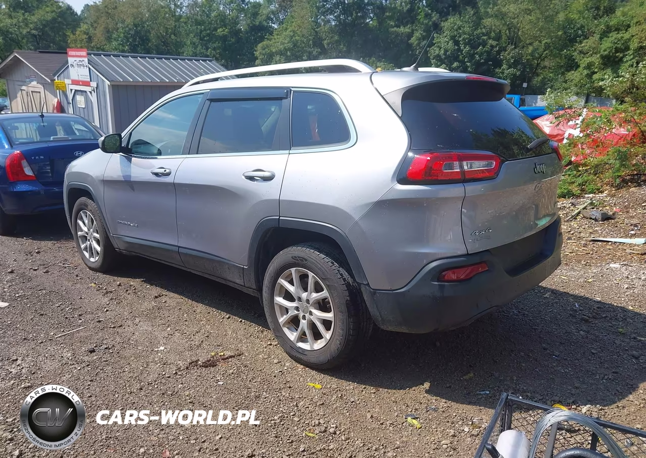 2018 Jeep Cherokee Latitude 4X4 VIN:1C4PJMCB6JD503042 - 3