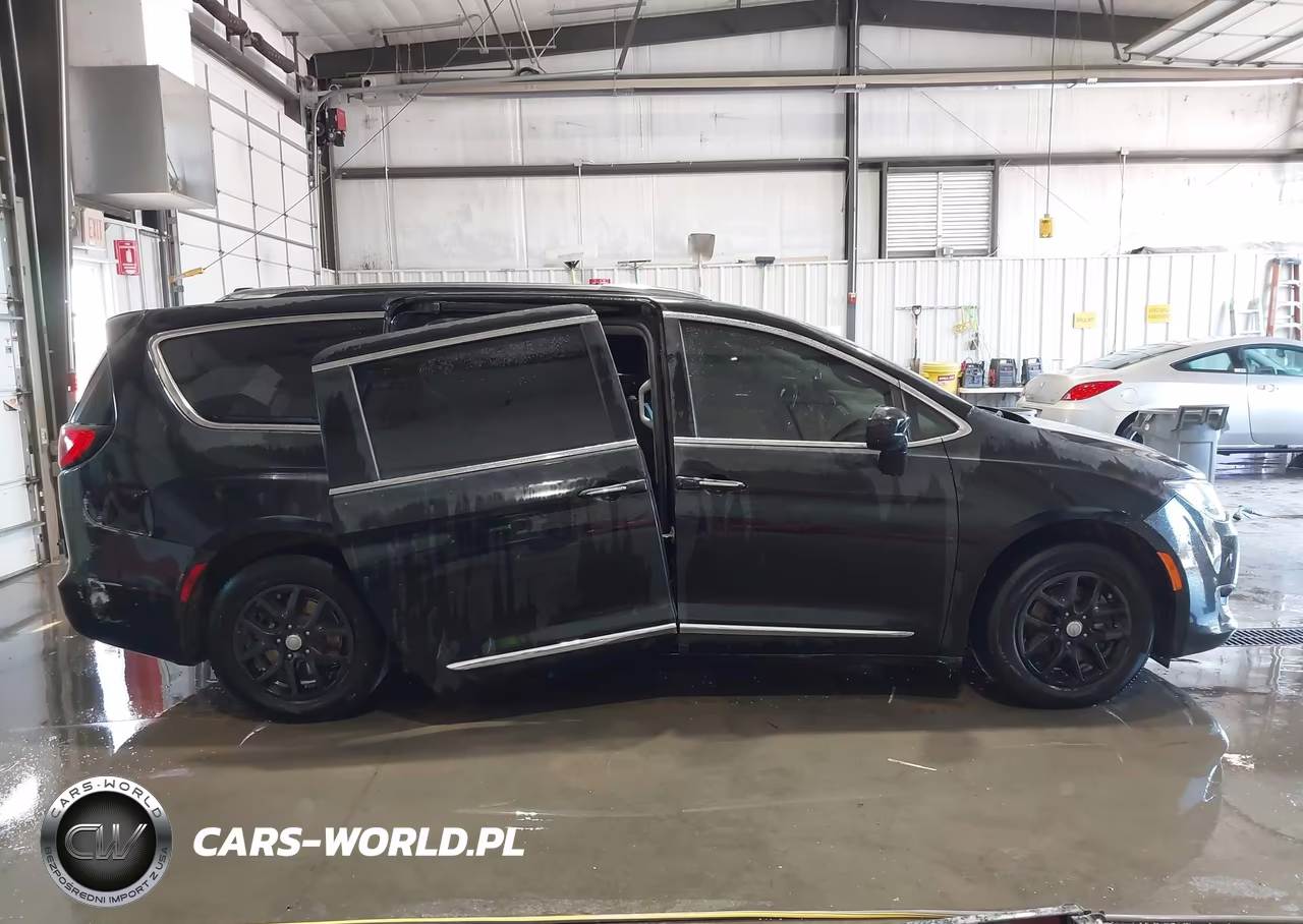 2020 Chrysler Pacifica Touring L VIN:2C4RC1BG3LR137572 - 12