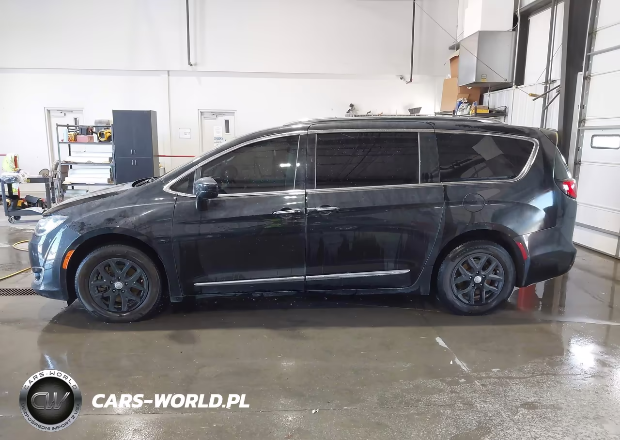 2020 Chrysler Pacifica Touring L VIN:2C4RC1BG3LR137572 - 13