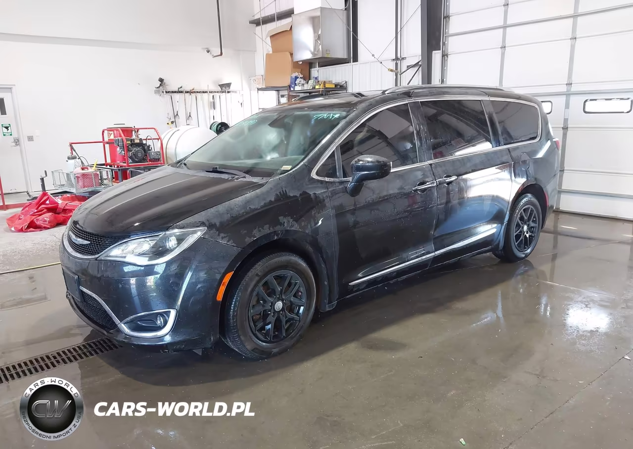 2020 Chrysler Pacifica Touring L VIN:2C4RC1BG3LR137572 - 2