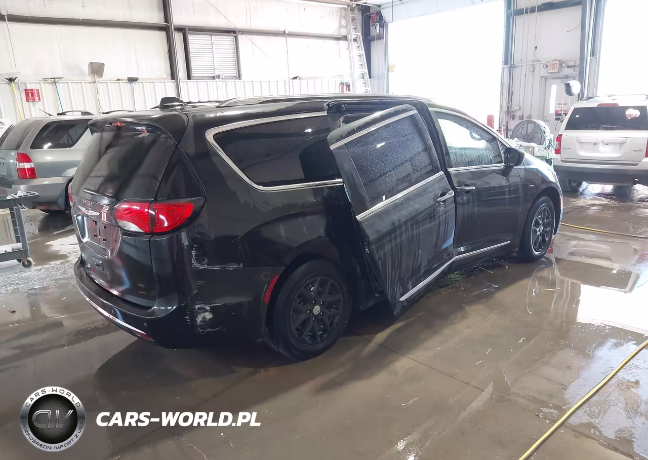2020 Chrysler Pacifica Touring L VIN:2C4RC1BG3LR137572 - 4
