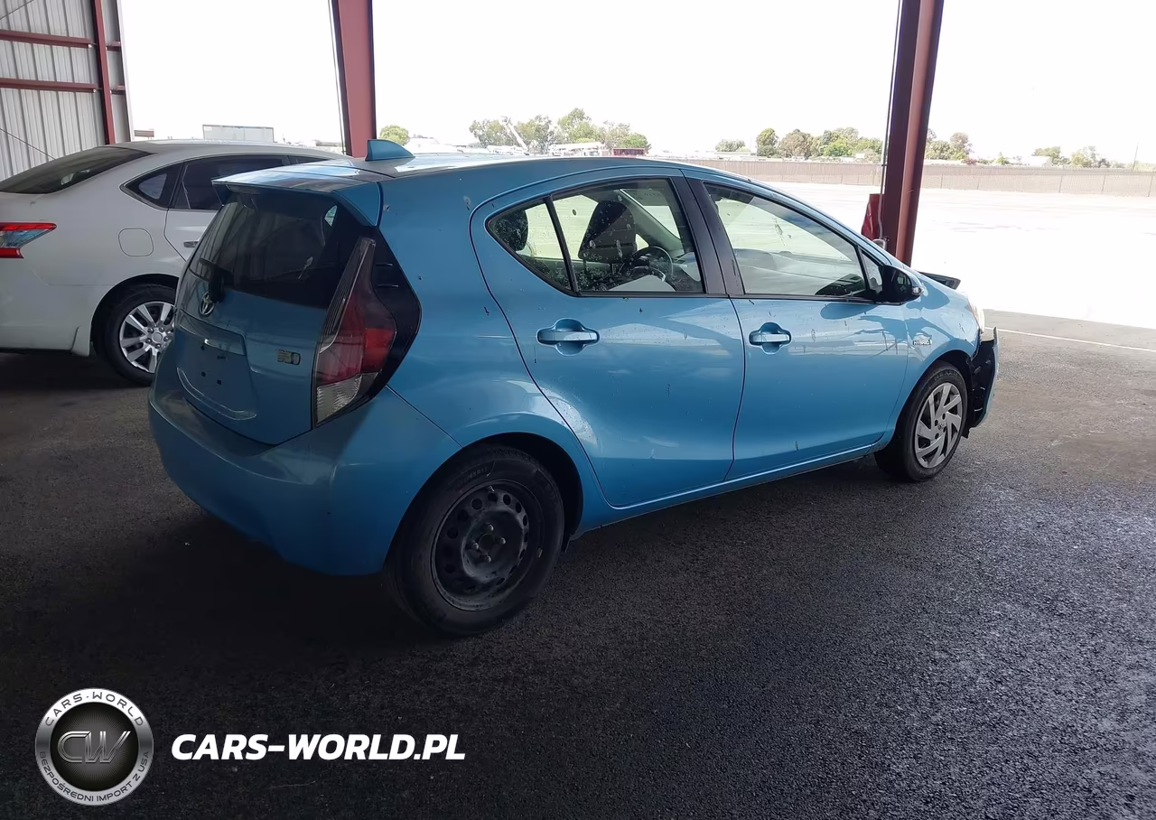 2015 Toyota Prius C Three VIN:JTDKDTB36F1104288 - 4