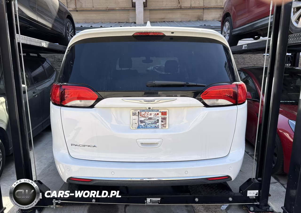 2018 Chrysler Pacifica Touring L VIN:2C4RC1BG8JR118867 - 12