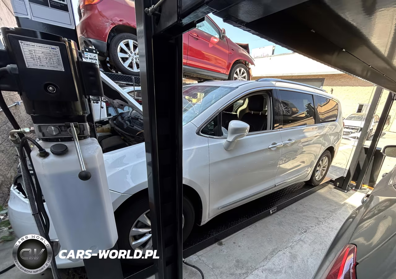 2018 Chrysler Pacifica Touring L VIN:2C4RC1BG8JR118867 - 15