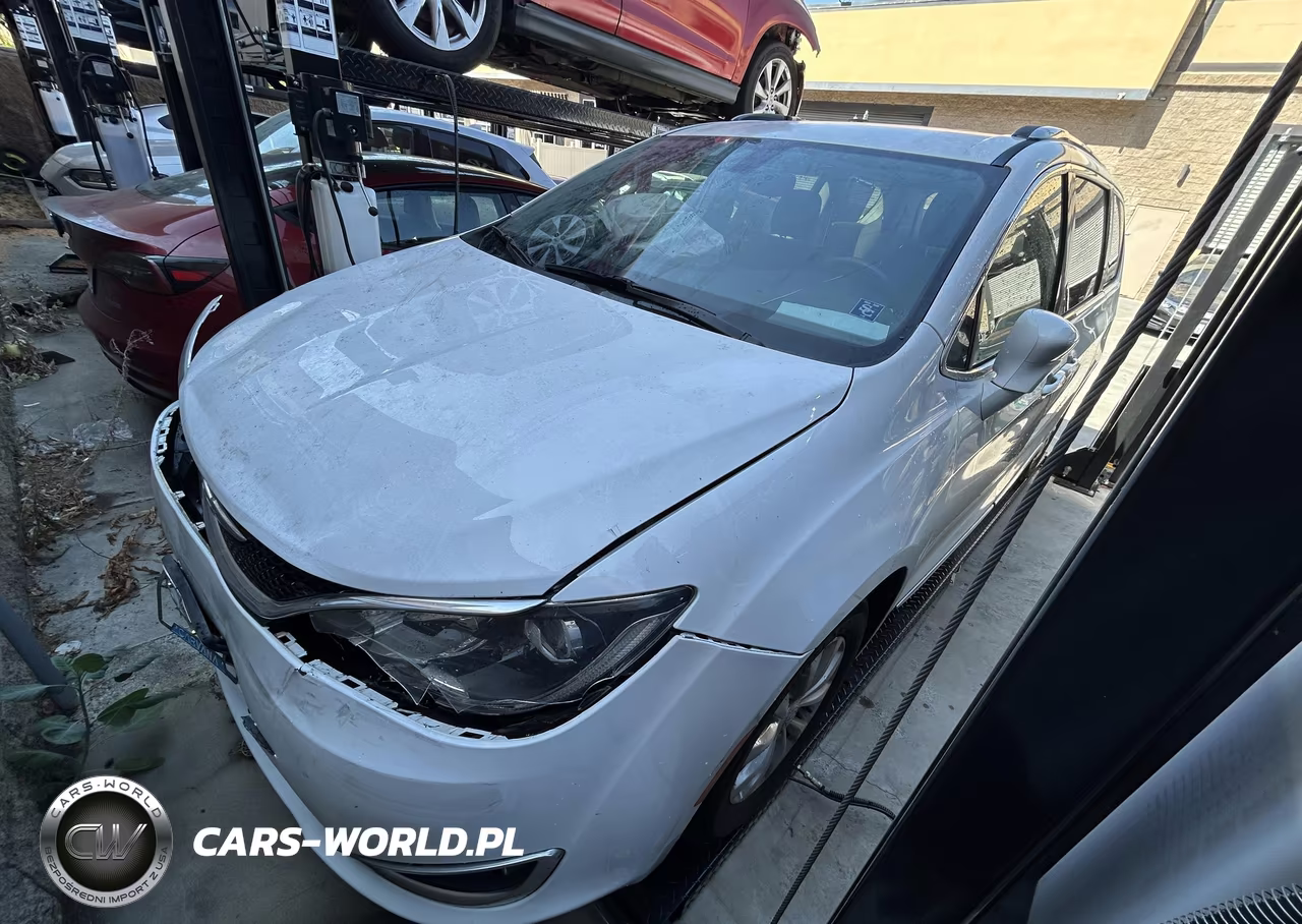 2018 Chrysler Pacifica Touring L VIN:2C4RC1BG8JR118867 - 2