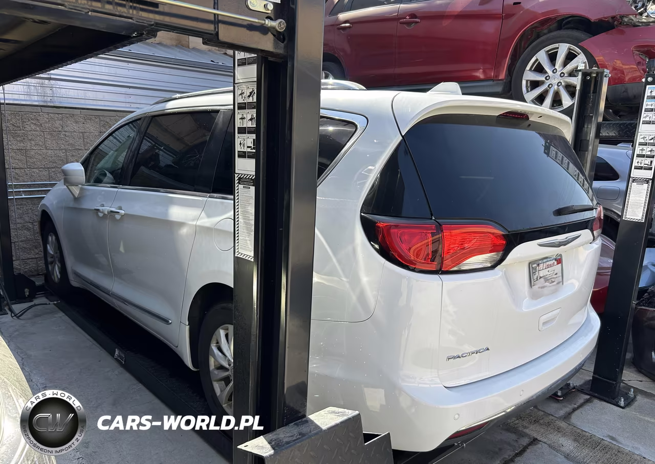 2018 Chrysler Pacifica Touring L VIN:2C4RC1BG8JR118867 - 3