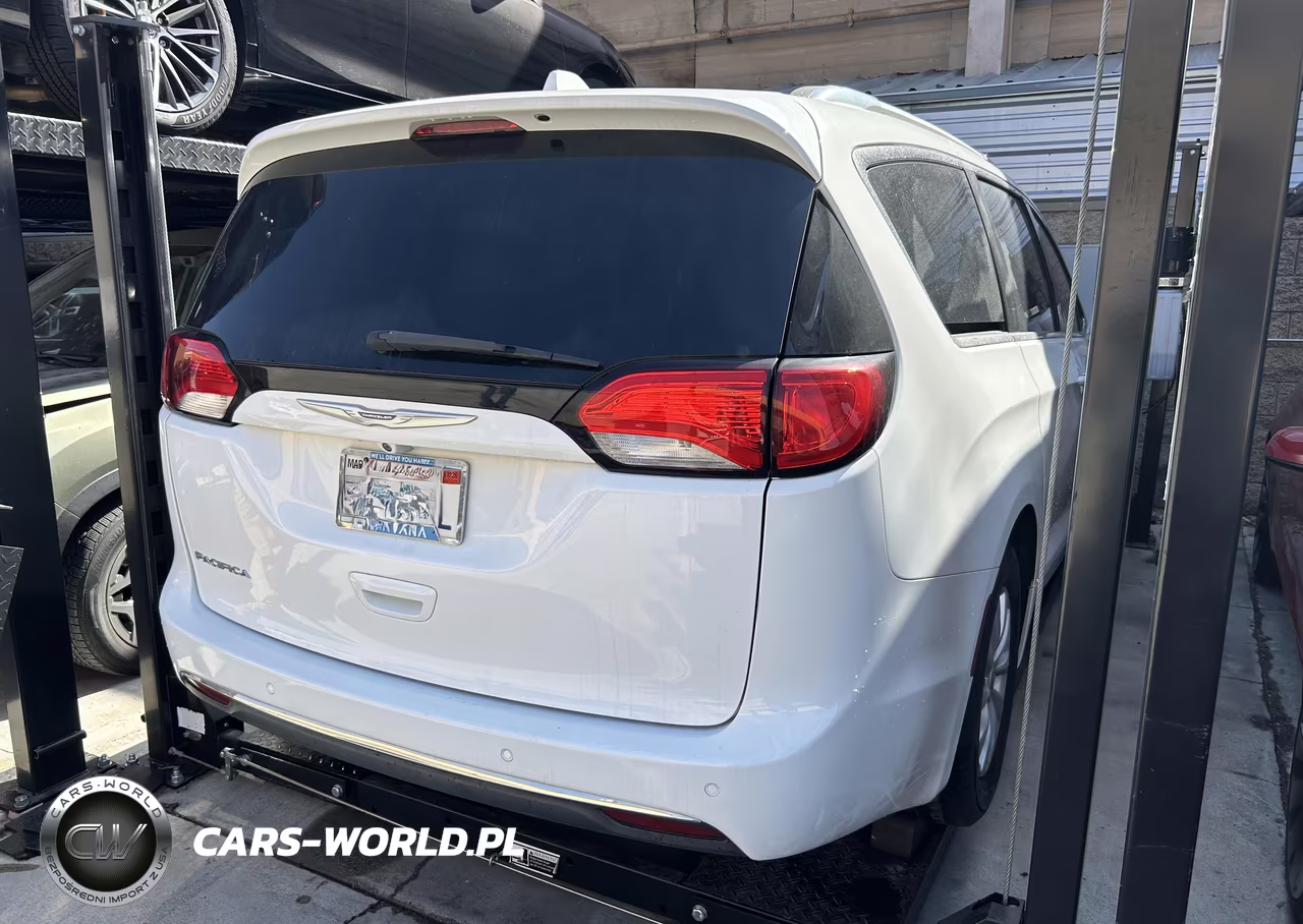 2018 Chrysler Pacifica Touring L VIN:2C4RC1BG8JR118867 - 4