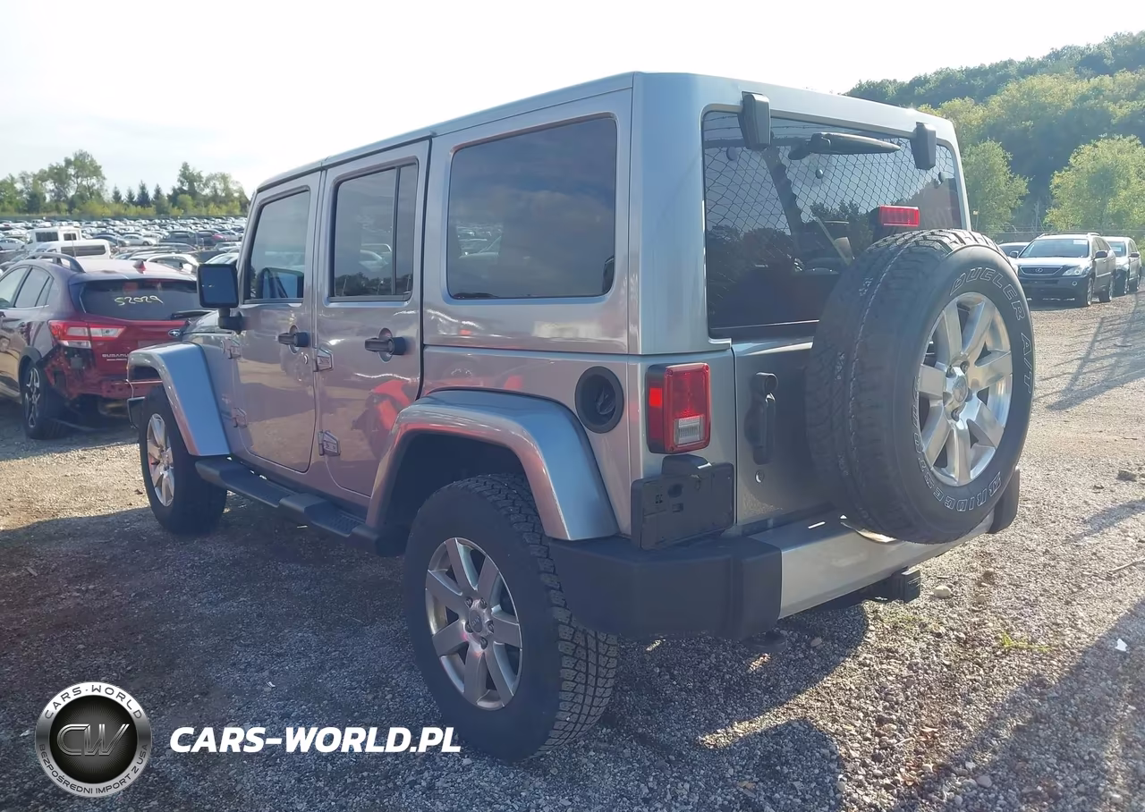 2013 Jeep Wrangler Unlimited Sahara VIN:1C4HJWEGXDL639726 - 3
