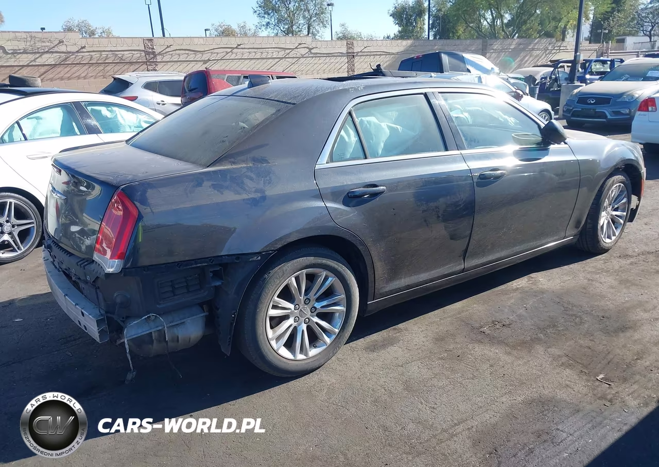 2017 Chrysler 300 Limited VIN:2C3CCAAG2HH577033 - 4