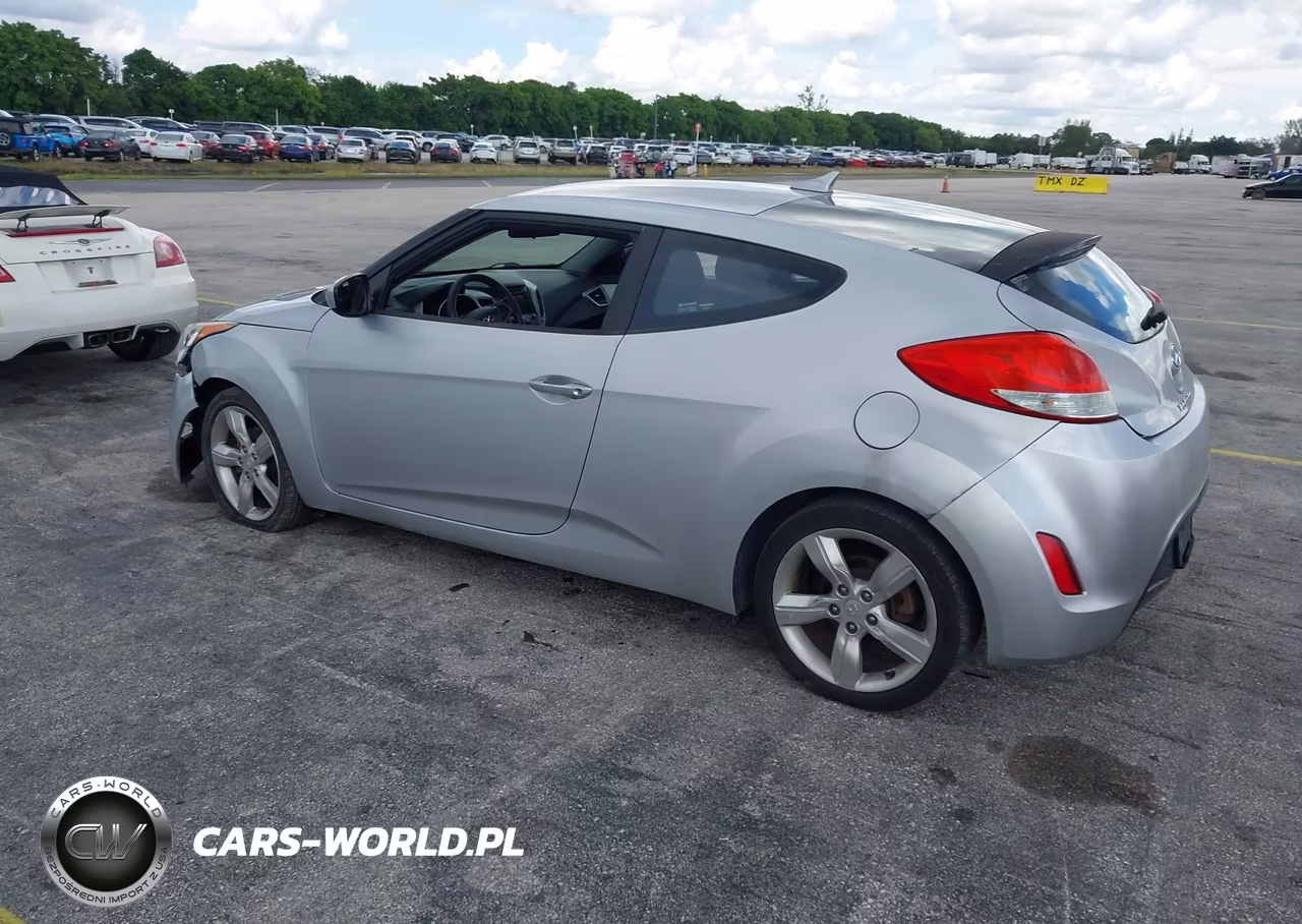 2015 Hyundai Veloster VIN:KMHTC6AD2FU234372 - 3