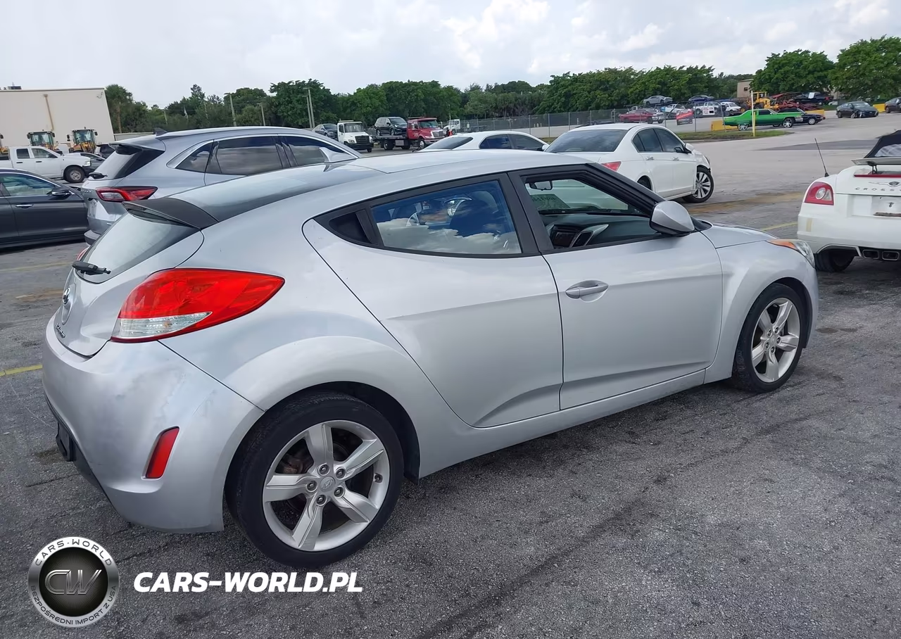 2015 Hyundai Veloster VIN:KMHTC6AD2FU234372 - 4