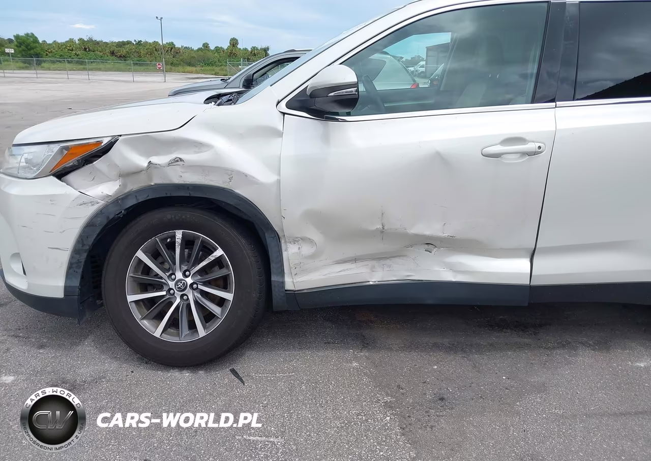 2019 Toyota Highlander Xle VIN:5TDKZRFH0KS563534 - 17