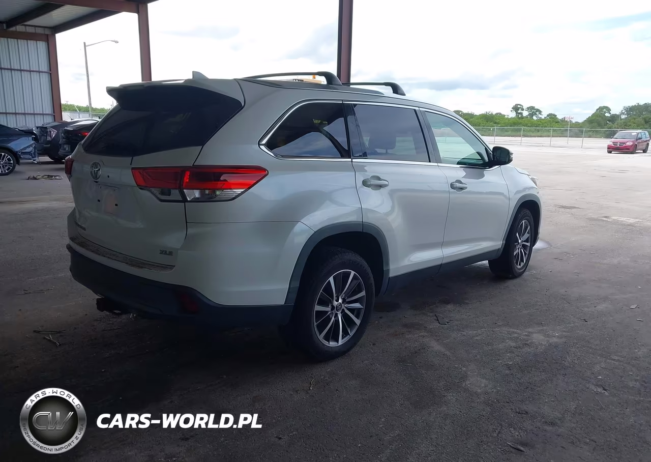 2019 Toyota Highlander Xle VIN:5TDKZRFH0KS563534 - 4