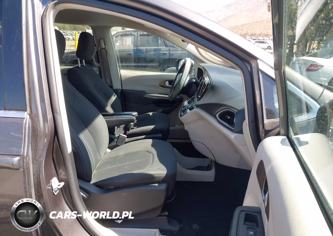 2019 Chrysler Pacifica Touring VIN:2C4RC1DG7KR626536 - 5